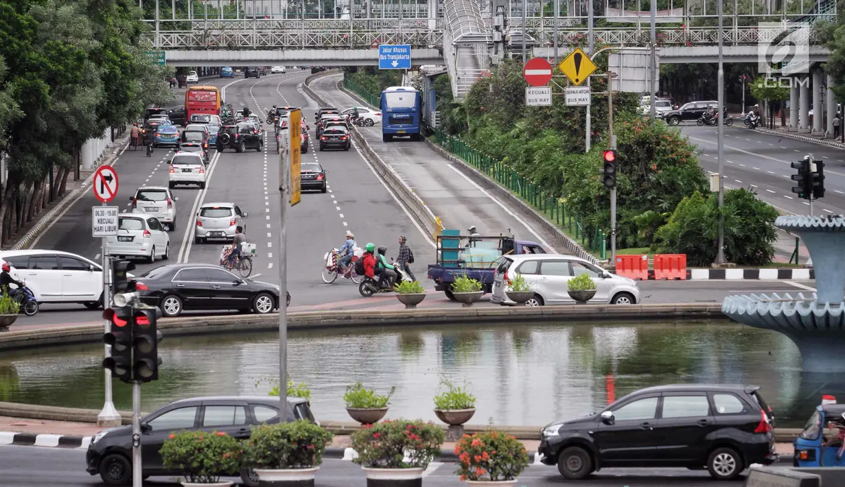 Sejumlah pengendara melintas di jalan MH.Thamrin - Medan Merdeka Barat, Jakarta, Selasa (7/11). Rencanannya larangan sepeda motor melintas di Jalan Sudirman-Thamrin akan dicabut pada bulan Desember 2017. (Liputan6.com/Faizal Fanani)