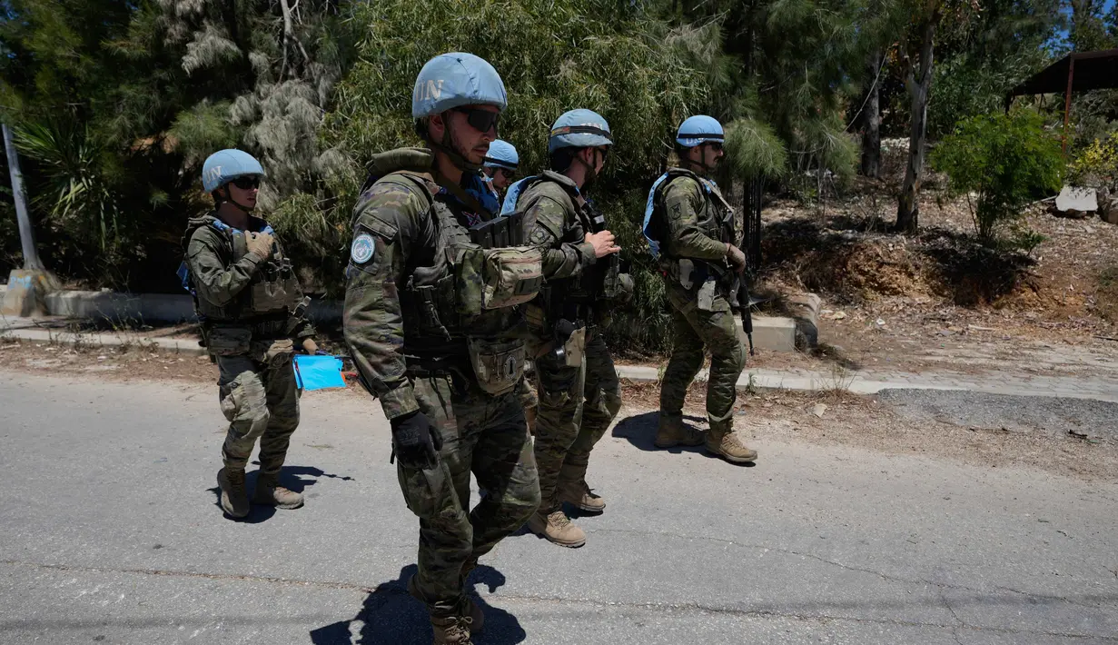 Pasukan penjaga perdamaian Perserikatan Bangsa Bangsa (PBB) asal Spanyol berpatroli di pintu masuk desa Dibbine, Lebanon Tenggara, Jumat 5 Juni 2026, sehari setelah pasukan Israel mundur menyusul bentrokan sengit dengan Hizbullah. (AP Photo/Hussein Malla)