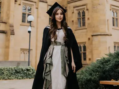 Melalui akun Instagram, Agatha Chelsea mengungkapkan kabar bahagia terkait pendidikannya di luar negeri. Setelah menempuh pendidikan selama kurang lebih 3 tahun, Agatha berhasil lulus dari Universitas Melbourne. (Liputan6.com/IG/@agatha_chelsea)