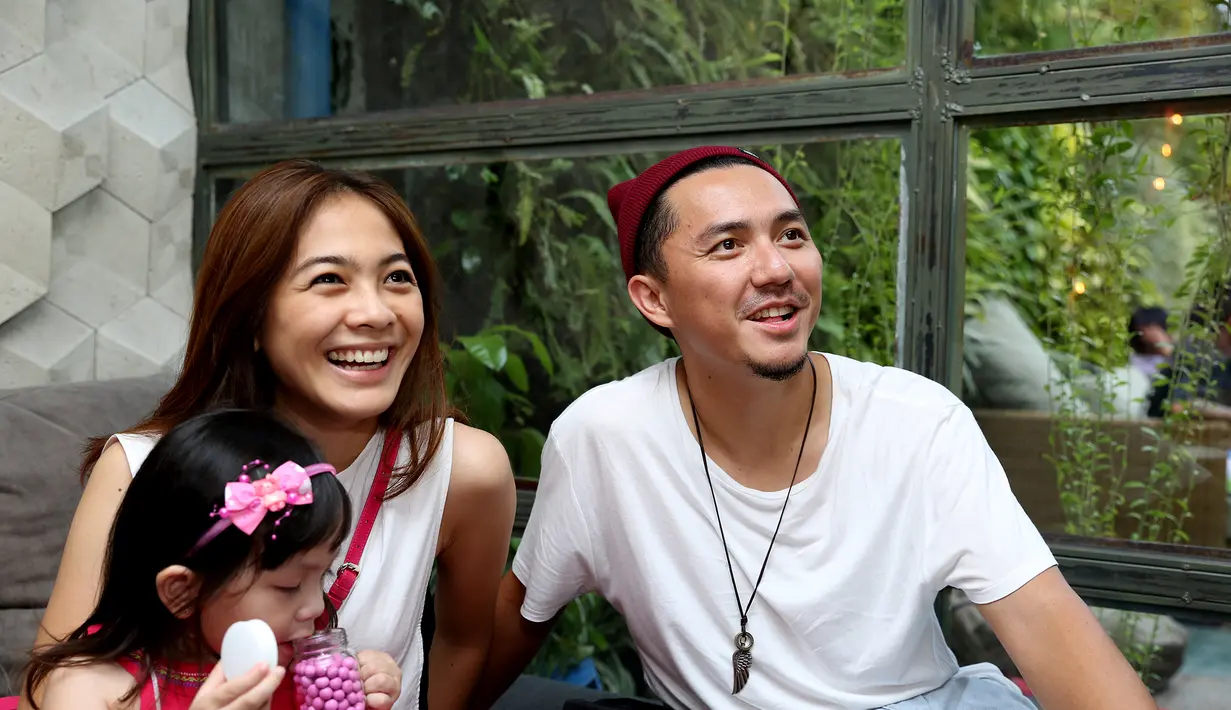 Ditemui Bintang.com di kawasan Kemang, Jakarta Selatan, Minggu (13/3/2016), Omesh mengatakan kalau putrinya suka pelihara binatang seperti ayam, bebek, kura-kura dan ikan. (Andy Masela/Bintang.com)