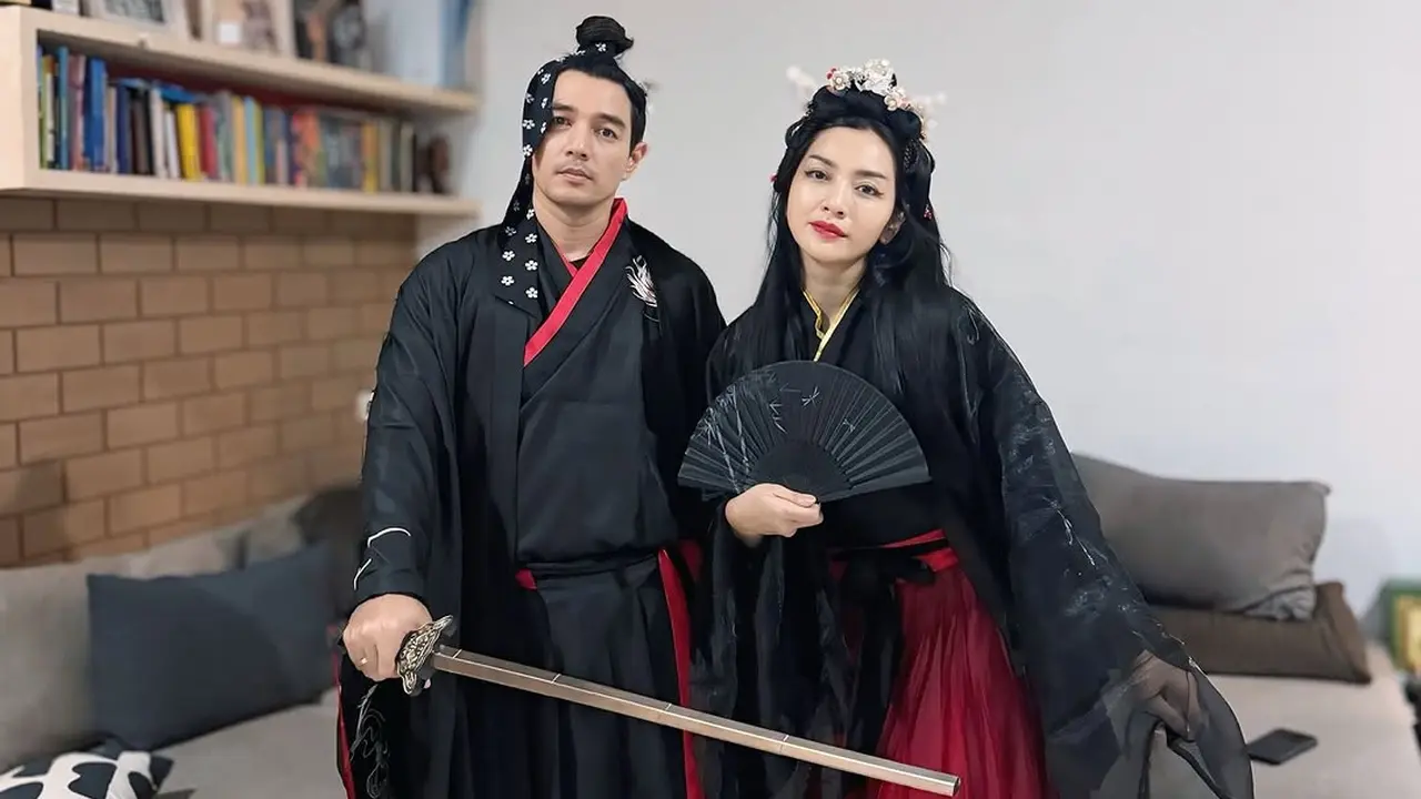 Gaya Unik Hesti Purwadinata dan Suami Saat Bukber dengan Kostum Tradisional China