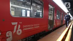 Petugas berjalan di samping Gerbong KAI Commuter bertemakan Kemerdekaan Republik Indonesia ke-76 di Stasiun Kota, Jakarta, Selasa (17/8/2021). Peringatan HUT ke-76 RI tahun 2021, KAI Commuter ikut memeriahkan perayaan tersebut dengan memasang livery khusus. (Liputan6.com/Herman Zakharia)