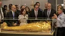 Menteri Barang Purbakala Mesir Khaled El-Enany (ketiga kanan) dan Chargé d'Affaires Kedutaan Besar AS di Kairo Thomas Goldberger (kedua kanan) melihat peti mati emas mumi Nedjemankh yang dipajang di Museum Nasional Peradaban Mesir, Kairo, Selasa (1/10/2019). (Khaled DESOUKI/AFP)
