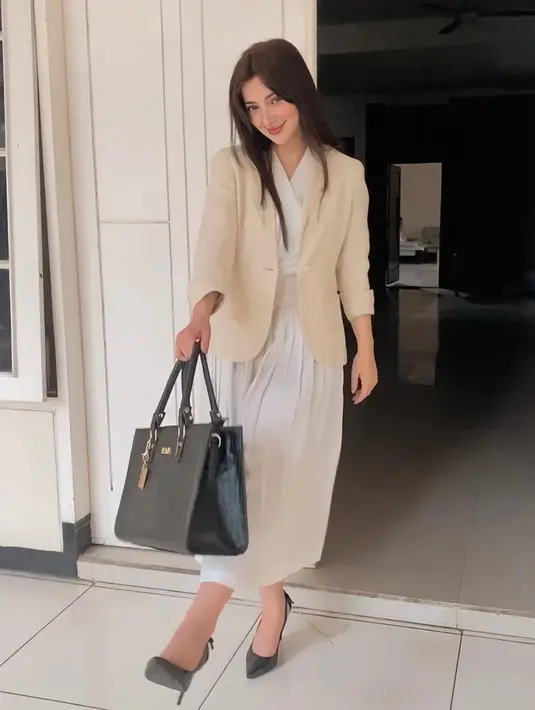 Sarah Samantha juga mempunyai selera fashion yang bagus, perempuan kelahiran 25 Mei 1996 ini sering mencoba gaya penampilan mulai dari casual hingga girly. (FOTO: instagram.com/saraminti)