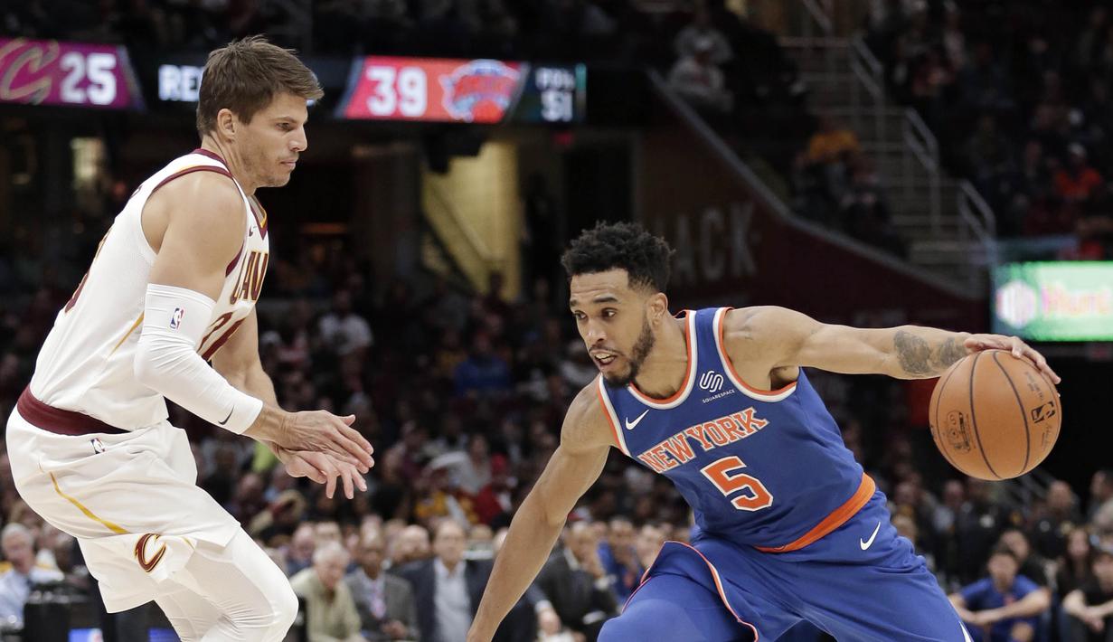 Pebasket New York Knicks, Courtney Lee, berusaha melewati pebasket Cleveland Cavaliers, Kyle Korver, pada laga NBA di Quicken Loans Arena, Cleveland, Minggu (29/10/2017). Cleveland Cavaliers kalah 114-95 dari New York Knicks. (AP/Tony Dejak)