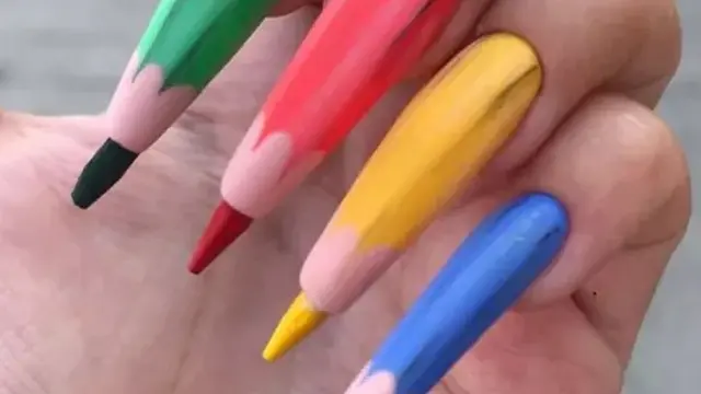 8 Potret Nail Art Ini Nyeleneh Banget, Tertarik Buat?