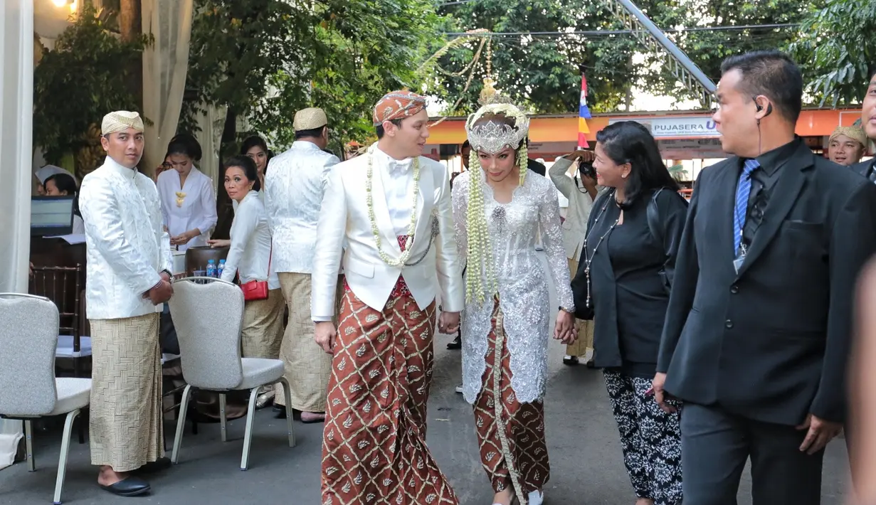 "Semoga keluarga kami bisa sakinah mawadah warahmah, itu aja. Kita dikasih wejangan, dikasih nasihat dari para orang tua untuk menegakkan tiga pilar tersebut," ujar Moreno Soeprapto didampingi Noorani Sukardi. (Adrian Putra/Bintang.com)