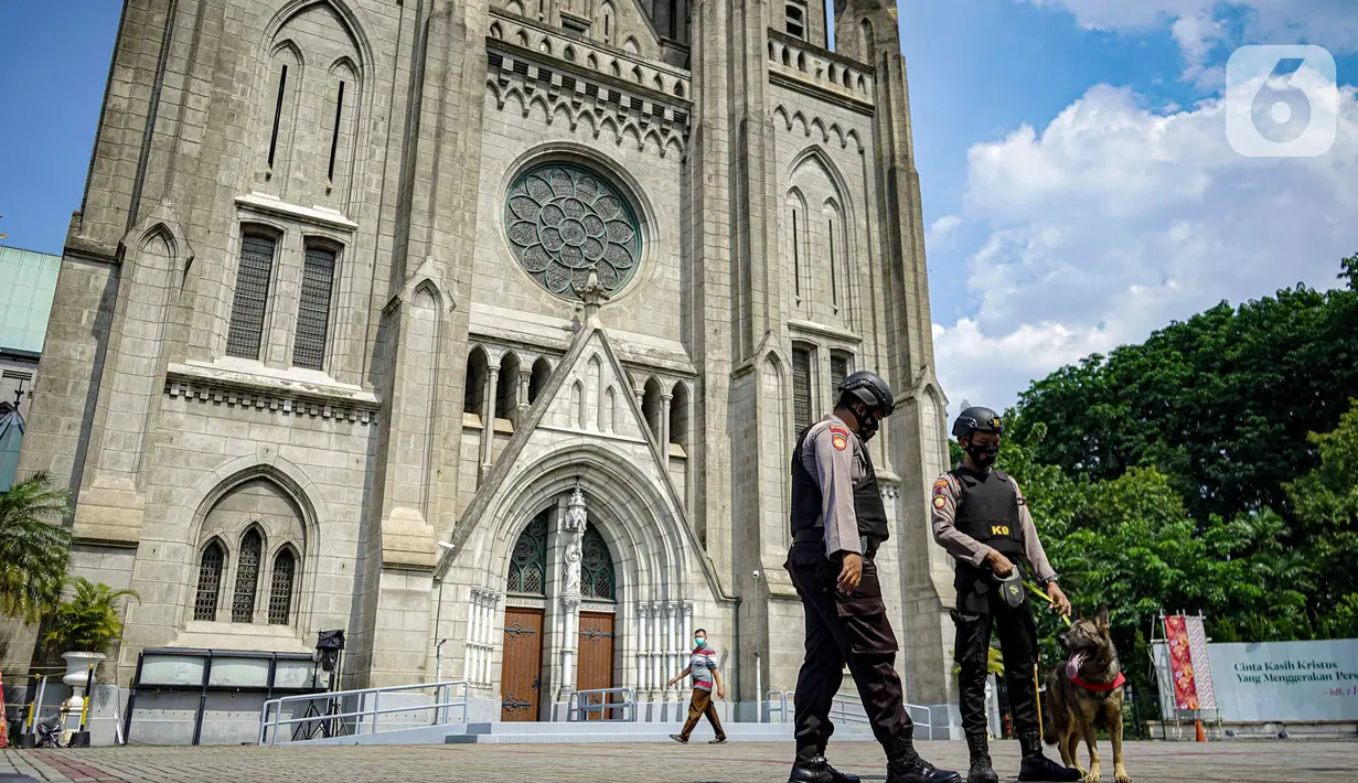 Personel K9 melakukan penjagaan saat penyisiran di Gereja Katedral, Jakarta, Jumat (24/12/2021). Sterilisasi sejumlah gereja juga untuk memberi rasa aman kepada jemaat yang akan melakukan rangkaian ibadah Natal. (Liputan6.com/Faizal Fanani)