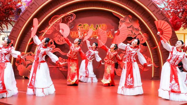 Seniman Bian Lian and Chinese Folk Dance