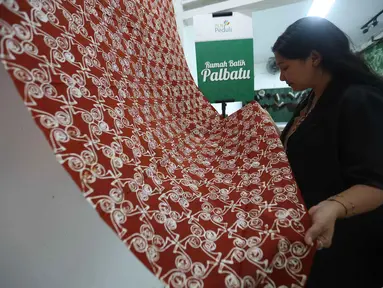 Pengunjung melihat hasil karya batik di Rumah Batik Palbatu di kawasan Jakarta Selatan, Senin (29/9/2025). (Kapanlagi.com/Budy Santoso)