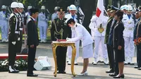 Perwira Remaja dari Taruna Akademi Angkatan Laut  disaksikan oleh Presiden Jokowi menandatangani piagam sumpah prajurit pada upacara pelantikan Prasetya Perwira Remaja (Praspa) 2017 di Istana Merdeka, Selasa (25/7). (Liputan6.com/Angga Yuniar)