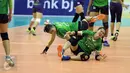 Pevoli Jawa Timur terjatuh saat laga final PON XIX melawan Jawa Barat di Gelora Sabilulungan Si Jalak Harupat, Kab Bandung, Rabu (28/9). Jawa Barat unggul tiga set 25-16, 25-17, 25-21. (Liputan6.com/Helmi Fithriansyah)
