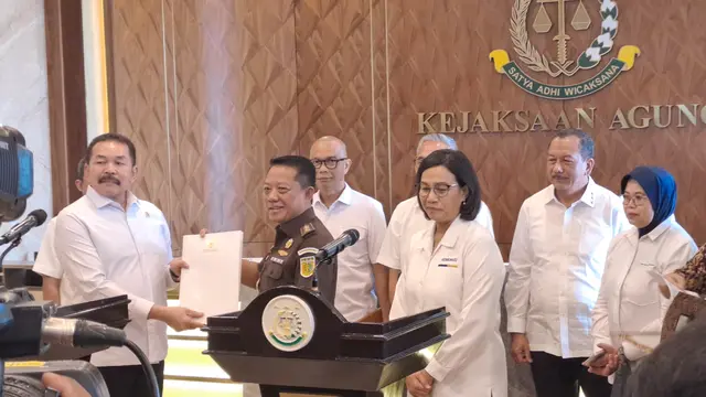 Konferensi pers pertemuan Menteri Keuangan Sri Mulyani dan Jaksa Agung Burhanuddin, Senin (18/3/2024). (Foto: Merdeka/Siti RA)