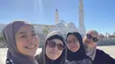 Tidak hanya dengan hijab, tapi juga mengenakan gamis motif hitam dan putih saat menyambangi Masjid Quba. "Hari ini mengunjungi mesjid Quba.. Alhamdulillah cuaca nya sejuk dg matahari yg bersinar cerah..," tulisnya. [Instagram/fenirose]