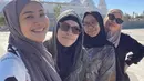 Tidak hanya dengan hijab, tapi juga mengenakan gamis motif hitam dan putih saat menyambangi Masjid Quba. "Hari ini mengunjungi mesjid Quba.. Alhamdulillah cuaca nya sejuk dg matahari yg bersinar cerah..," tulisnya. [Instagram/fenirose]