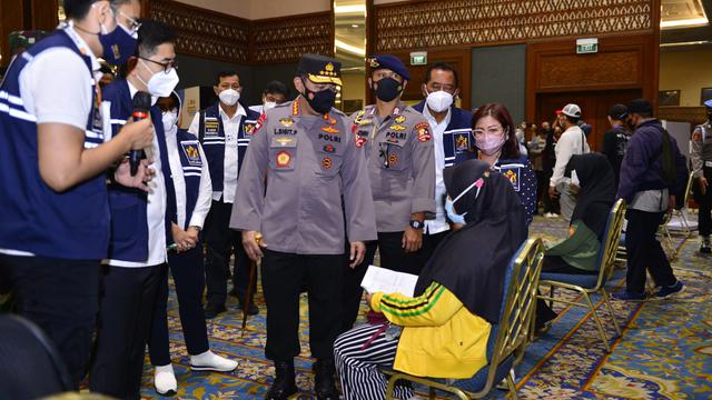 Kapolri Jenderal Listyo Sigit Prabowo meninjau vaksinasi massal