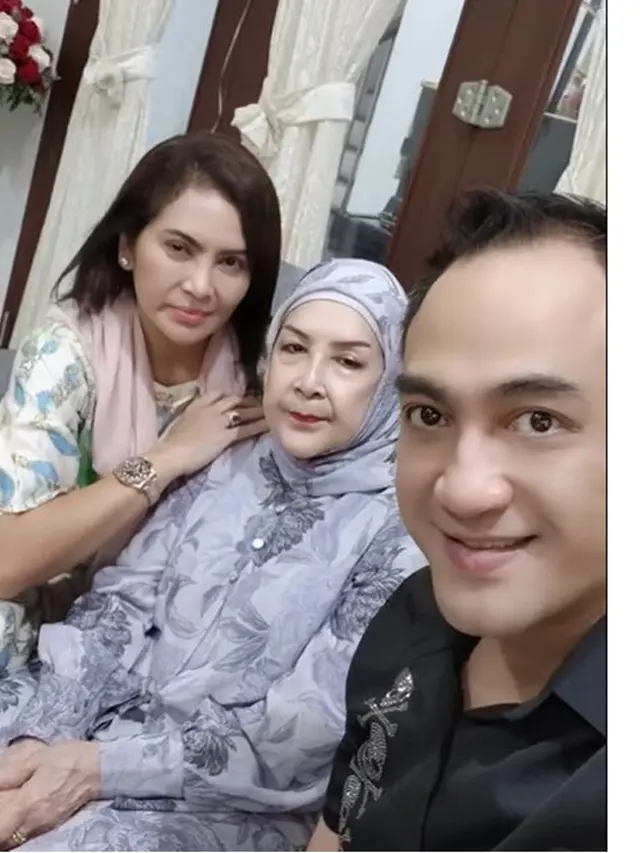 Silaturahmi ke Rumah Ferry Irawan, Ini 6 Potret Anggia Novita Sang Mantan Istri