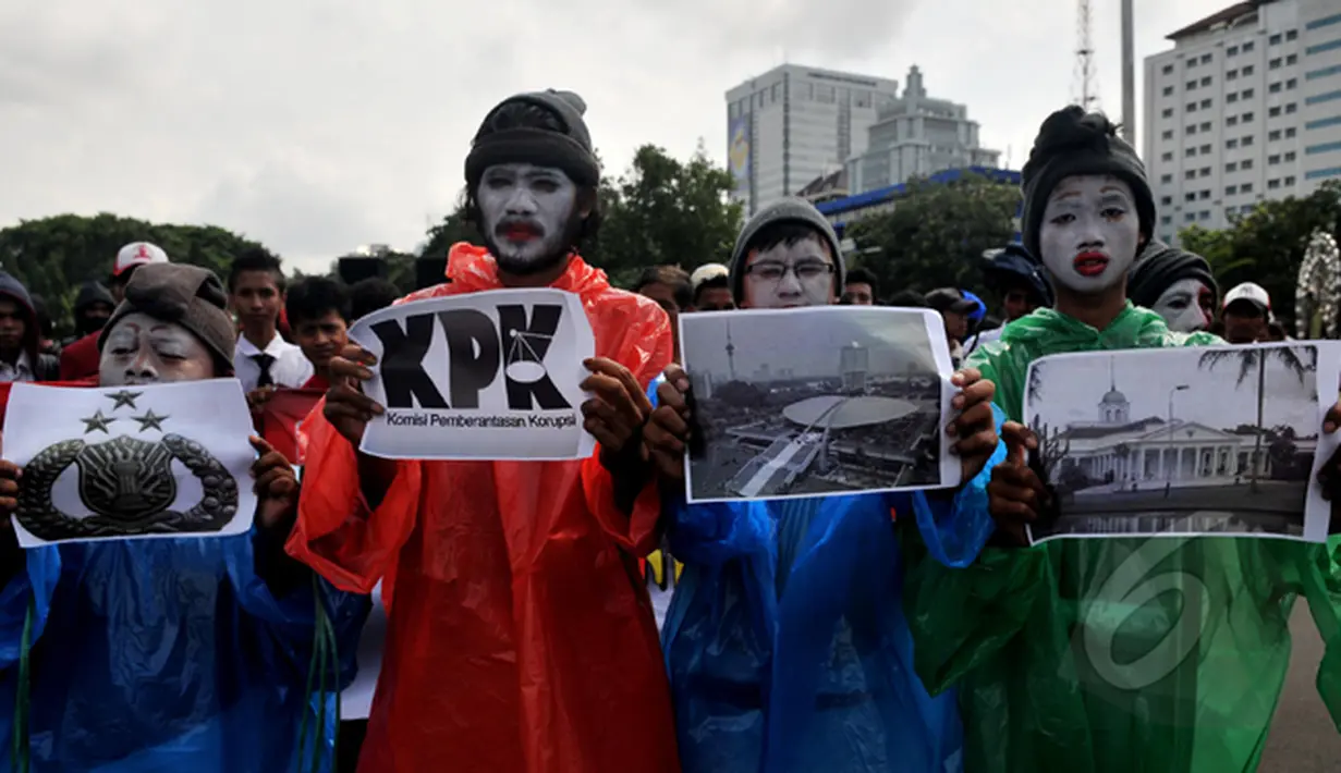 Dalam aksinya di depan Istana Negara, para mahasiswa yang menjadi kurcaci memperlihatkan gambar-gambar lembaga negara, Jakarta, Jumat (30/1/2015). (Liputan6.com/Johan Tallo)