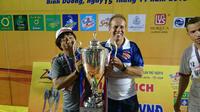 Andi Susanto (kiri) saat membawa klub Brasil, Bangu Atletico meraih juara dalam turnamen yang diselenggarakan di VIetnam. (Istimewa)