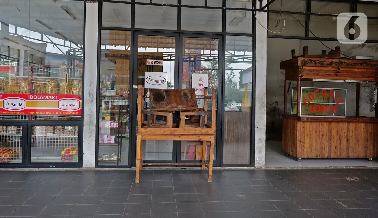 Sebuah toko yang tutup di rest area KM 62 tol Jakarta Cikampek, Jawa Barat, Kamis (28/5/2020). Larangan mudik Idul Fitri 1441 H dan ketatnya keluar masuk kendaraan di sejumlah daerah berimbas pada penurunan pendapatan para penjual di rest area tersebut. (Liputan6.com/Herman Zakharia)
