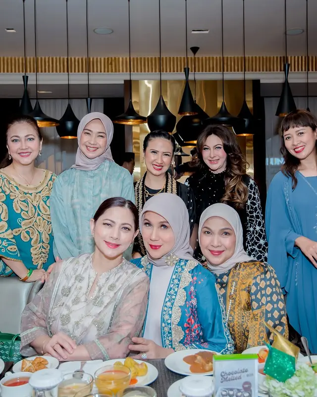 6 Potret Diana Pungky rayakan ultah ke-51 bareng artis senior, bikin netizen nostalgia era 90-an