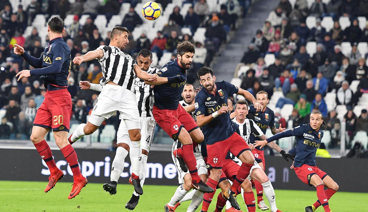 Aksi pemain Juventus, Sami Khedira (2kiri) berebut menyundul bola dengan para pemain Genoa pada lanjutan Serie A di Allianz stadium, Turin, (22/1/2018). Juventus menang tipis 1-0. (Alessandro Di Marco/ANSA via AP)