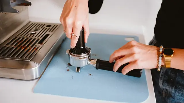 Bekerja sebagai Barista, Perjuangan Perempuan Ini Harus Hadapi Anti Masker Setiap Hari