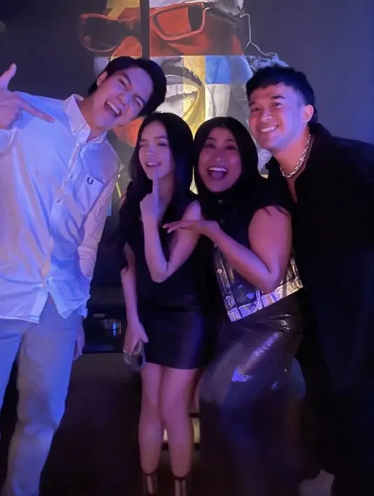 Eca Aura yang tengah dikabarkan akrab dengan El pun hadir mengenakan serba hitam. Ia mengenakan atasan sleeveless dipadukan mini skirt leather. [@boiyenpesek]