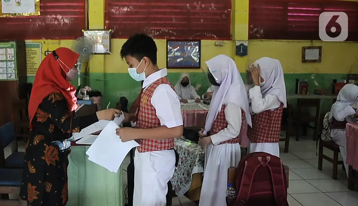 Suasana pembelajaran tatap muka (PTM) terbatas di SDN Pisangan Baru 05 Pagi, Jakarta, Senin (8/11/2021). Penerapan protokol kesehatan dilakukan guna mencegah penyebaran COVID-19, terlebih belum adanya vaksinasi untuk anak usia 6-11 tahun. (merdeka com/Iqbal S. Nugroho)
