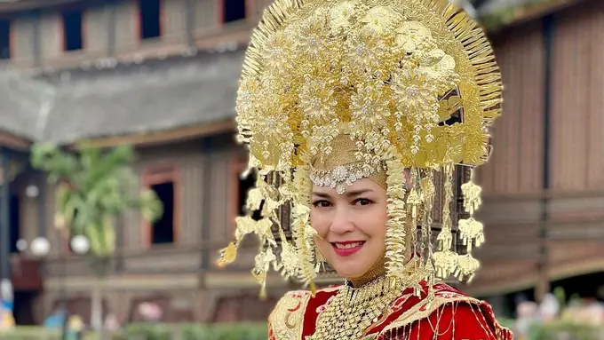 Ira Wibowo mengenakan busana adat Minang (Instagram/irawbw)