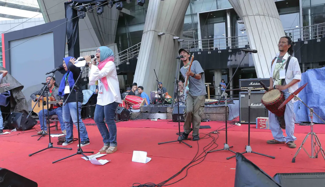 Dalam acara itu, juga di isi oleh para penyanyi yang membawakan karya-karya mendiang WS Rendra. Ini bertujuan untuk generasi muda agar lebih mengenal sosok WS Rendra. (Andy Masela/Bintang.com)
