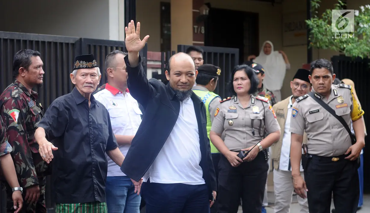 Penyidik KPK, Novel Baswedan (tengah) melambaikan tangan jelang masuk ke kediaman di kawasan Kelapa Gading, Jakarta, Kamis (22/2). Novel kembali dalam proses pemulihan sambil menunggu jadwal operasi tahap kedua. (Liputan6.com/Helmi Fithriansyah)