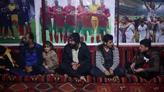 Para pengungsi Suriah menonton pertandingan antara Maroko dan Portugal selama turnamen Piala Dunia Qatar 2022 di dalam tenda di kamp Barisha di bagian utara provinsi Idlib (10/12/2022). Acara nonton bareng ini diselenggarakan oleh sukarelawan organisasi kemanusiaan untuk para penggemar. (AFP/Omar Haj Kadour)