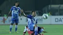 Firman Utina dihentikan gerakannya oleh pemain Persiba Balikpapan dalam turnamen Piala Presiden 2015 di Stadion Si Jalak Harupat, Bandung, Rabu (2/9/2015). (Bola.com/Peksi Cahyo)