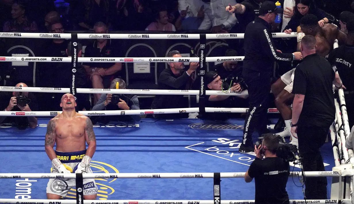 Dominasi Oleksandr Usyk terlihat jelas di ronde ke-12 saat dia tampil agresif berusaha mengeja kemenangan KO. (AP/Frank Augstein)