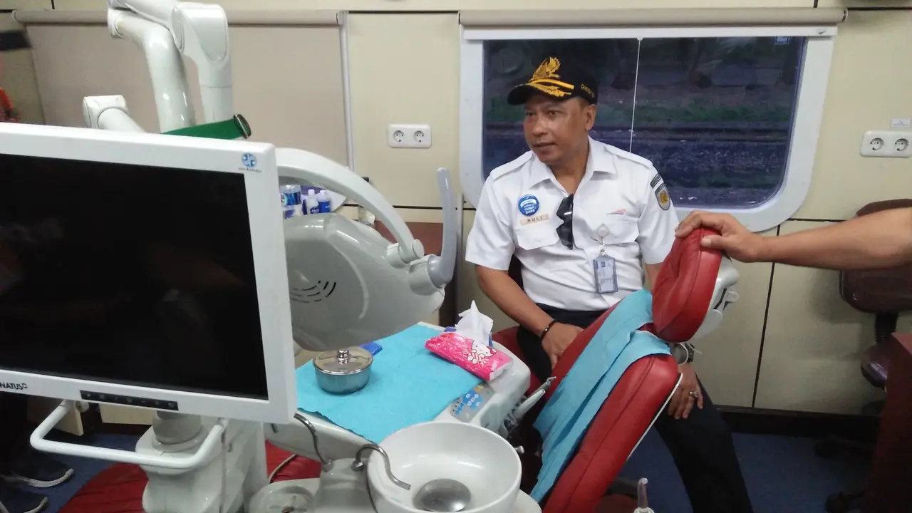 PT Kereta Api Indonesia (KAI) menyiagakan rumah sakit kereta api, atau Rail Clinic di Stasiun Cigading, Kota Cilegon,