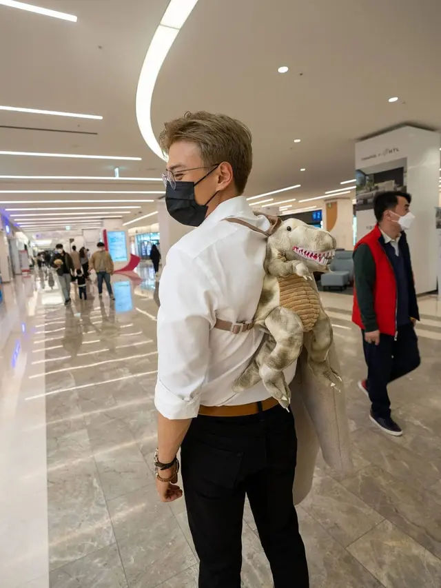 Ganti Gaya, Ini 6 Potret Jang Hansol YouTuber Korea Selatan dengan Rambut Blonde