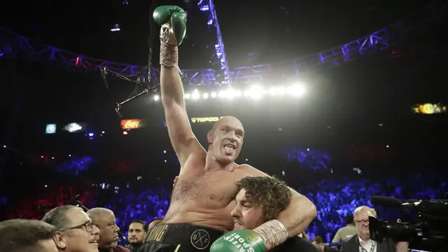 Hajar Deontay Wilder, Tyson Fury Rebut Gelar WBC