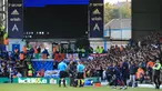 Pertandingan lanjutan Liga Inggris 2022/2023 antara Leeds United melawan Arsenal yang berlangsung di Elland Road, Minggu (16/10/2022) sempat terhenti akibat pemadaman listrik. (AFP/Lindsey Parnaby)