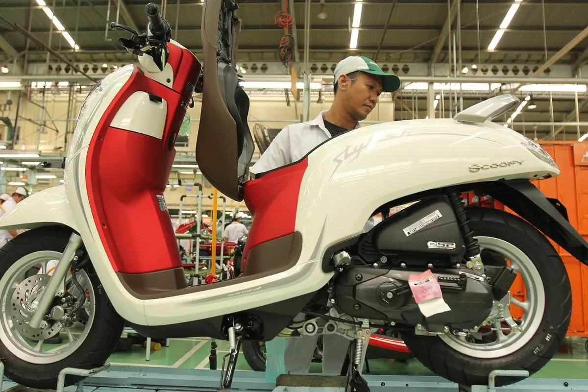 Identik dengan warna bendera Indonesia, PT Astra Honda Motor (AHM) secara resmi menghadirkan Honda Scoopy Stylish White Red.