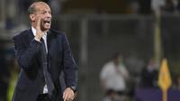 Pelatih Juventus, Massimiliano Allegri menginstruksikan para pemainnya saat bertanding melawan Fiorentina selama pertandingan lanjutan Liga Serie A Italia di Florence, Italia, Minggu (22/5/2022). Fiorentina menang atas Juventus dengan skor 2-0. (Alfredo Falcone/LaPresse via AP)