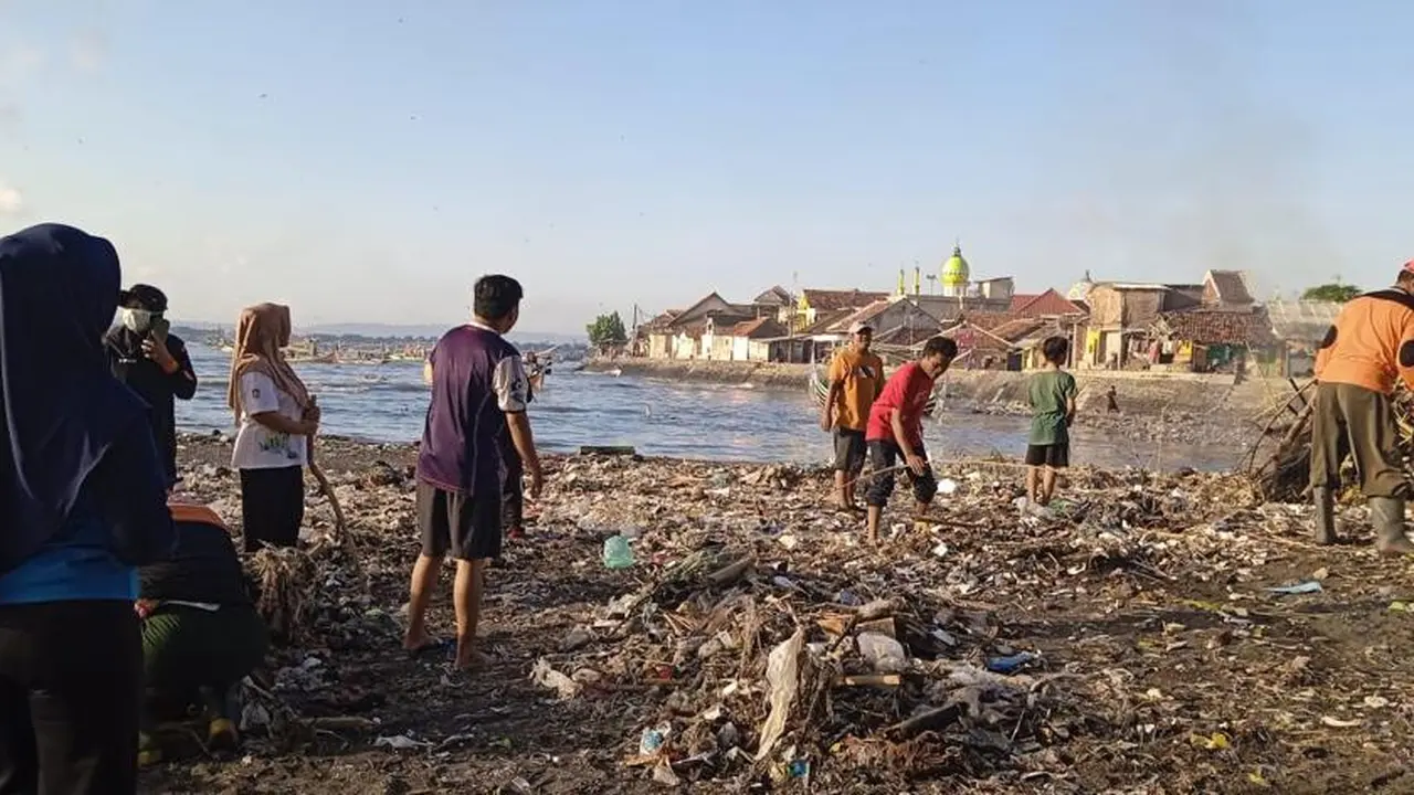 Warga Muncar lakukan kerjabakti sampah laut di seputaran pesisir pantai Muncar Banyuwangi (Istimewa)