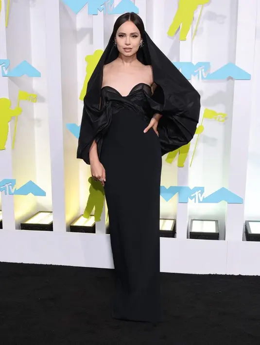 Meski mengenakan dress yang simple, penampilan Sofia Carson sukes masuk dalam daftar Best Dress. Ia mengenakan sweetheart dress dari Carolina Herrera, Sofia makin anggun dengan hoodie yang tersambung dengan puffy sleeve. (instagram/voguebrasil)