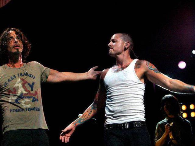 Janda Chester Bennington Rasakan Arwah Suami Dan Chris Cornell Showbiz Liputan6 Com