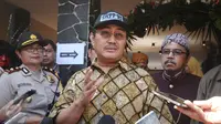 Ketua DKPP, Jimly Asshiddiqie memberikan keterangan usai meninjau proses Pilkada di Kota Depok, Jawa Barat,  Rabu (9/12/2015). Jimly mengecek langsung pelaksanaan Pilkada di sejumlah TPS Kota Depok. (Liputan6.com/Helmi Fithriansyah)