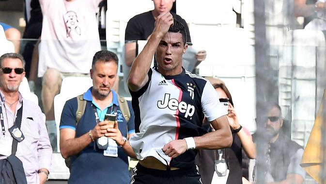 Striker Juventus, Cristiano Ronaldo, melakukan selebrasi usai membobol gawang SPAL pada laga Serie A di Stadion Allianz, Sabtu (28/9). Juventus menang 2-0 atas SPAL.  (AP/Alessandro Di Marco)