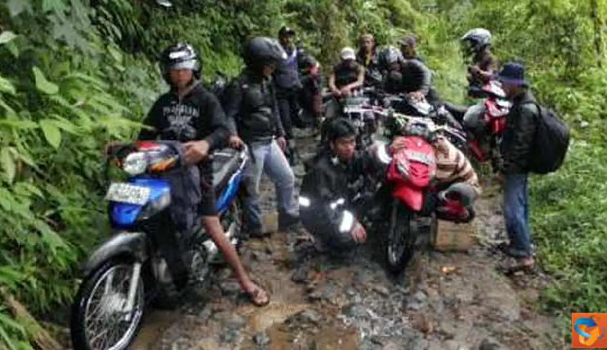 Citizen6, Cianjur: Jalan yang menghubungkan antar desa di Kecamatan Cidaun, Kabupaten Cianjur, Jawa Barat, terisolir lantaran semua akses jalan tersebut rusak dan hanya bisa dilalui kendaraan roda dua. (Pengirim: Solihin Nurodin) 