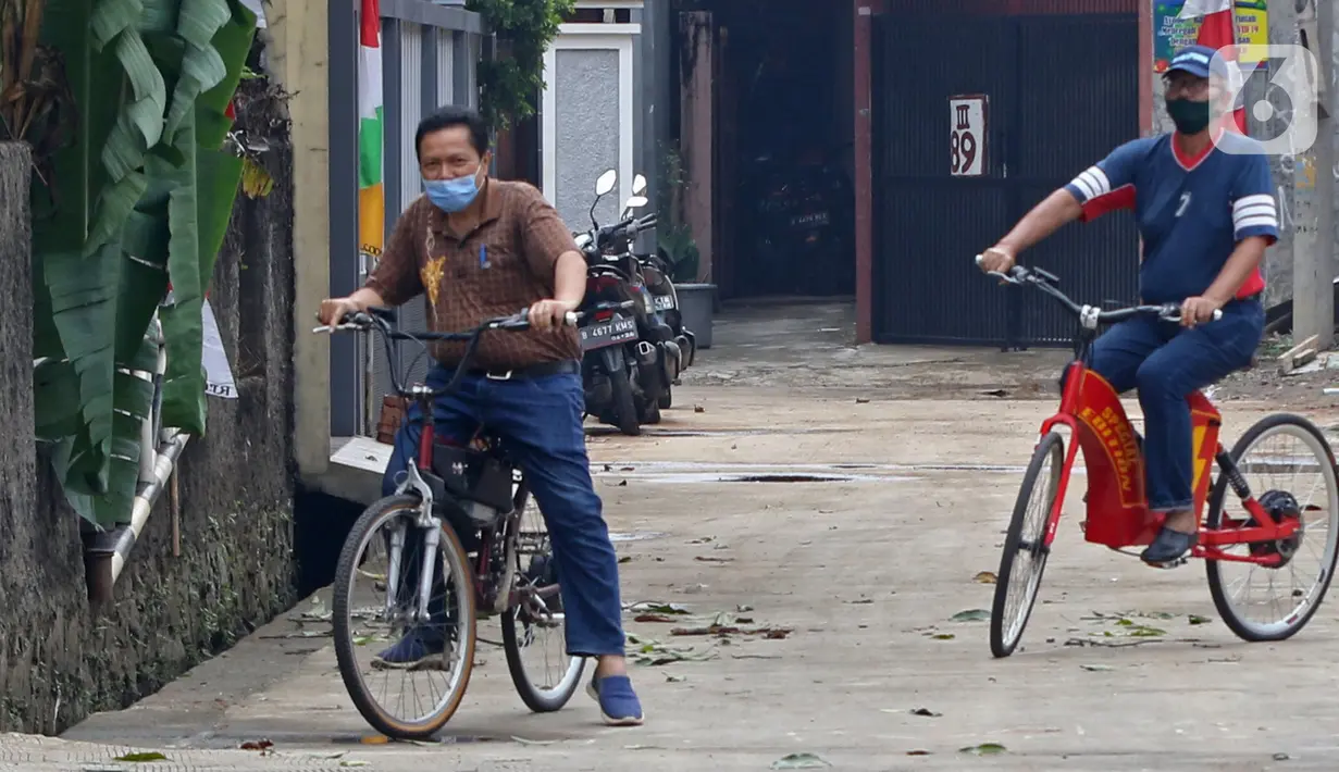 Jalil bersama Mujahid sedang gowes dengan sepeda listrik di kawasan Pondok Gede, Bekasi, Jawa Barat, (15/9/2020). Sepeda listrik sigma berkapasitas 1.000 watt tersebut mampu menempuh jarak 60 Km dengan harga perakitan sebesar Rp 10 Juta. (Liputan6.com/Herman Zakharia)