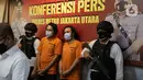 Vokalis grup band Deadsquad Daniel Mardhany dan rekannya saat rilis kasus narkoba di Polres Jakarta Utara, Senin (3/5/2021). Kapolres Metro Jakarta Utara Kombes Pol Guruh Arif Darmawan mengatakan dalam penangkapan diamankan tembakau sintetis serta obat prohiper. (Liputan6.com/Faizal Fanani)