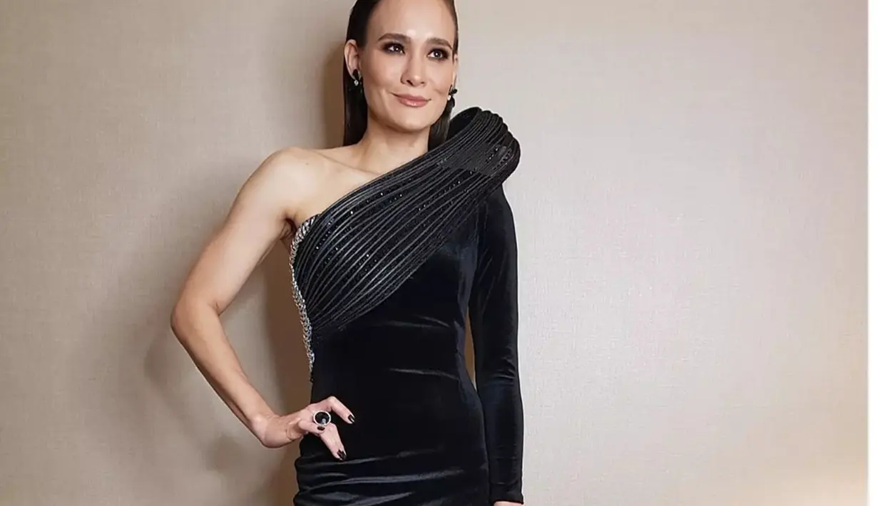 Adik mendiang Ashraf Sinclair ini berusia 43 tahun. Ia lebih tua 3 tahun dari BCL. Penampilan Aishah terlihat memesona dengan outfit serba hitam. Potret menawannya Aishah ini berhasil curi perhatian. (Liputan6.com/aishahjennifer)